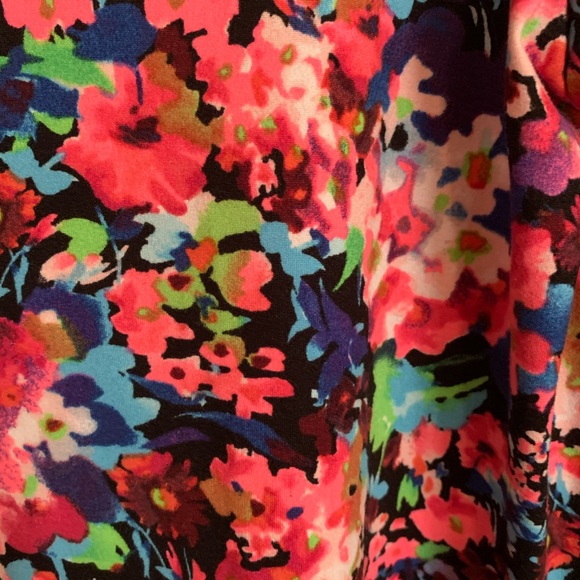 Short sleeve flowered top - Picture 2 of 2